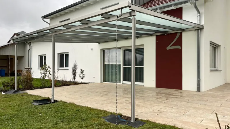 Terrassenüberdachung aus Edelstahl mit Glasdach