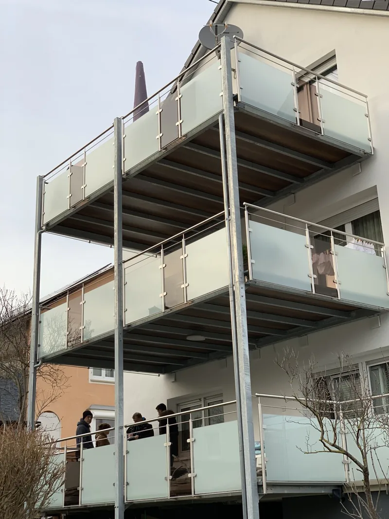 Dreigeschossige Vorstellbalkon-Anlage mit Edelstahl-Glasgeländern an einem Mehrfamilienhaus