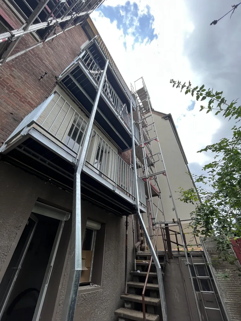 Montage einer mehrgeschossigen Balkonanlage an einem Altbau
