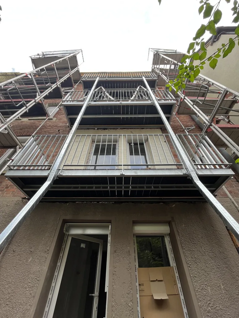 Verzinkte Vorstellbalkon-Anlage über mehrere Geschosse – Balkonsanierung am Mehrfamilienhaus