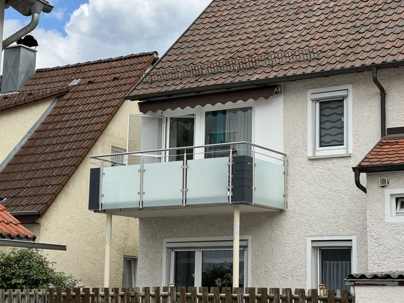 Edelstahlgeländer mit satiniertem Glas an einem Bestandsbalkon