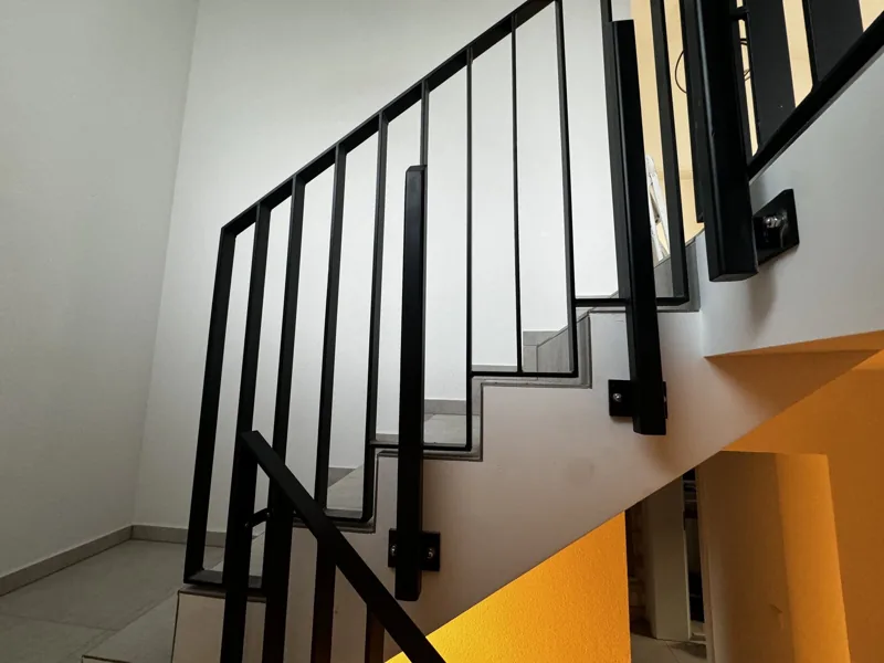 Treppengeländer aus schwarzem Flachstahl im Wohnhaus