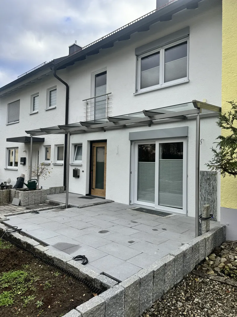 Durchgehende Edelstahl-Überdachung vom Eingang bis zur Terrassentür
